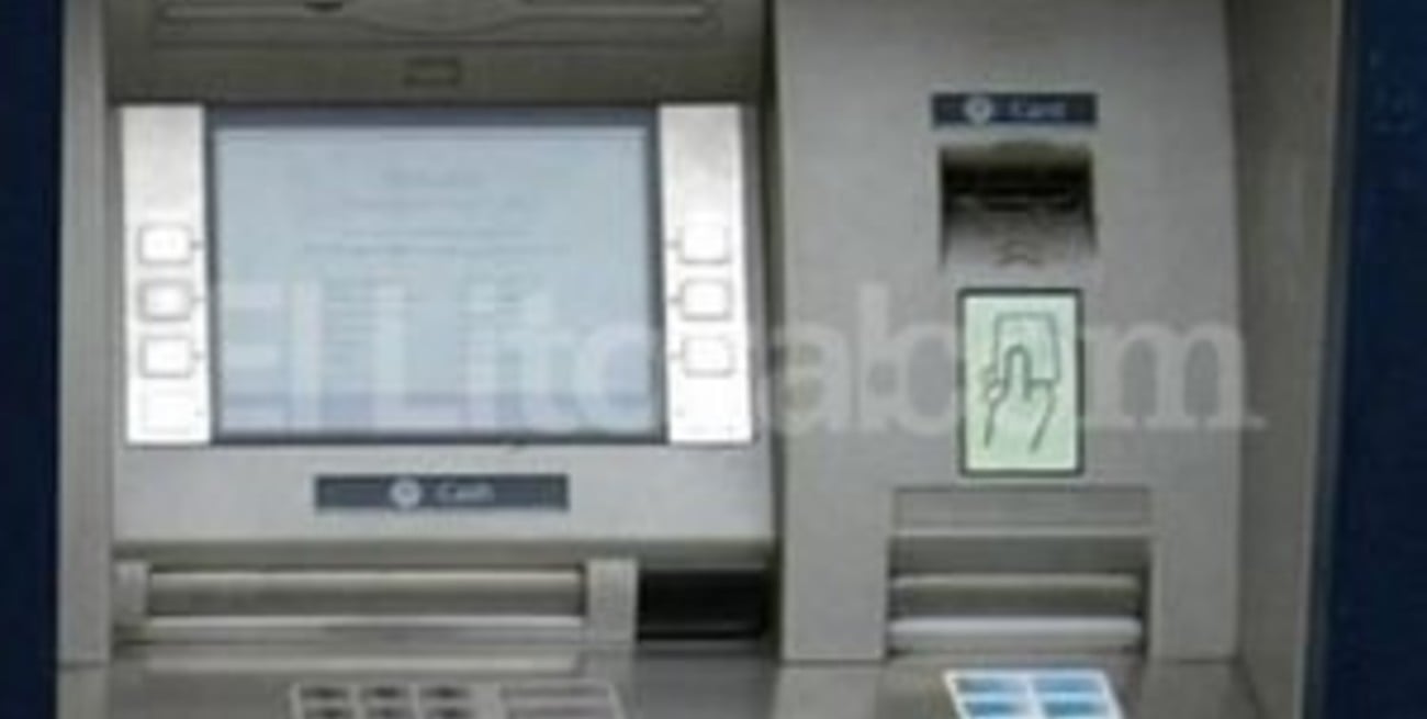 Llenaron de plata el cajero pero se olvidaron de cerrar el compartimento