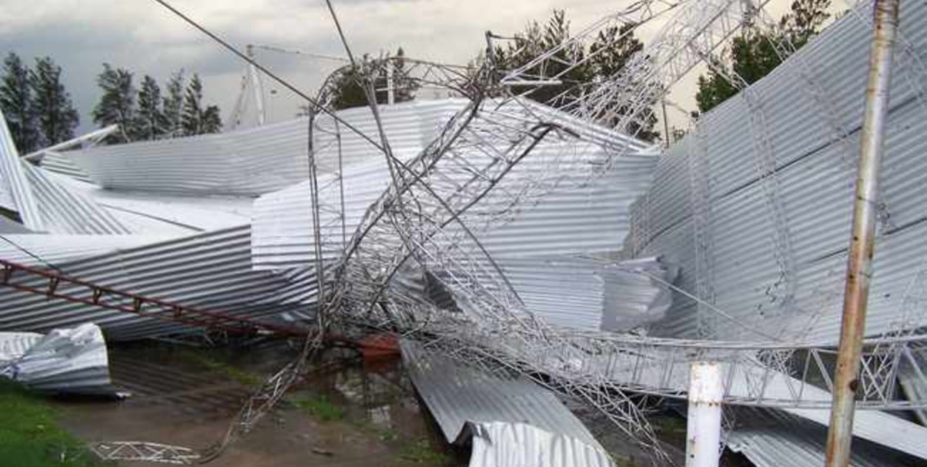 La cola de un tornado provocó importantes daños en El Timbó