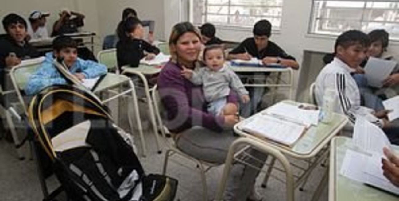 La difícil tarea de estudiar con el bebé en los brazos