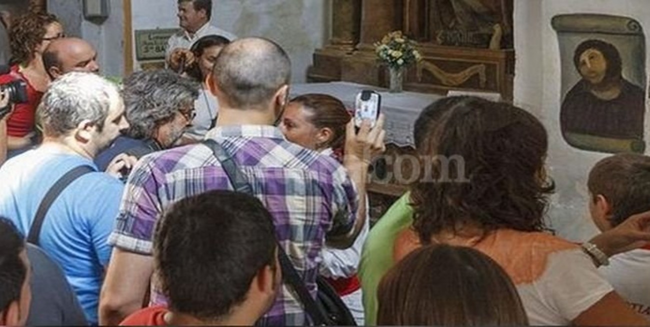 Colas para fotografiarse con el eccehomo "restaurado" en Borja