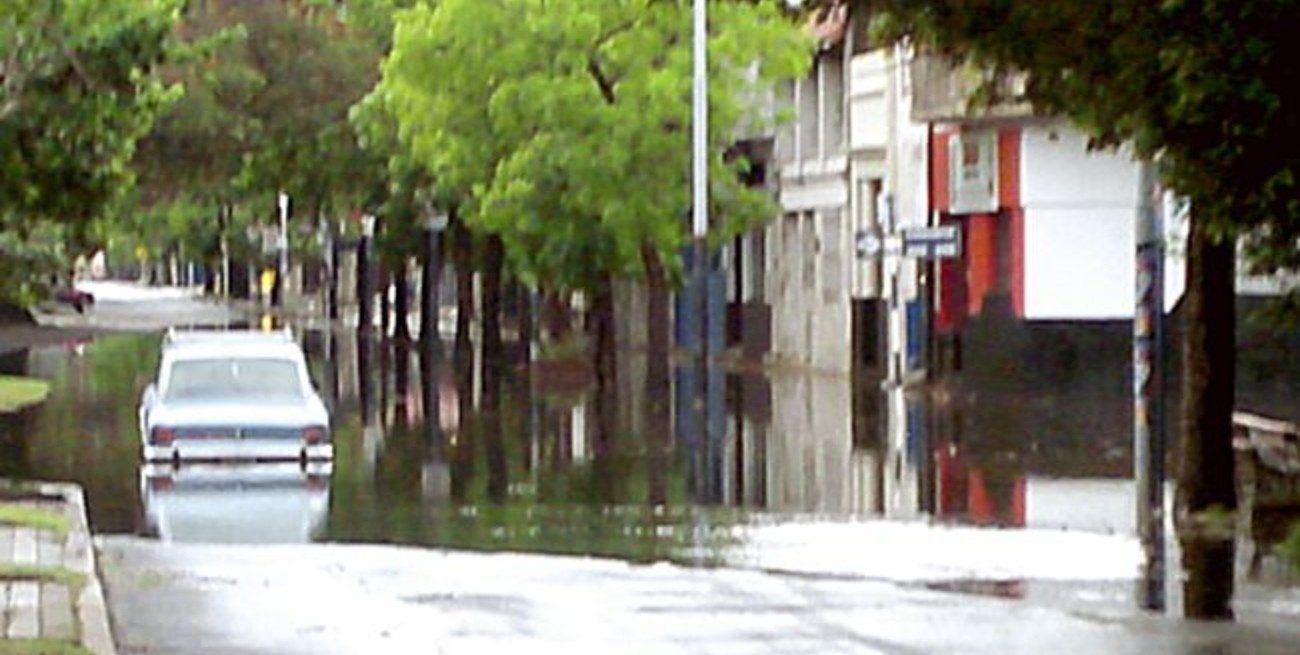 Auto varado en Av. Freyre y Catamarca