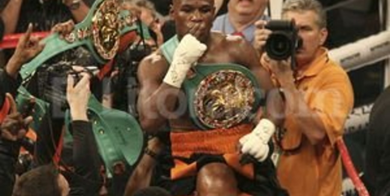 Mayweather, campeón abucheado