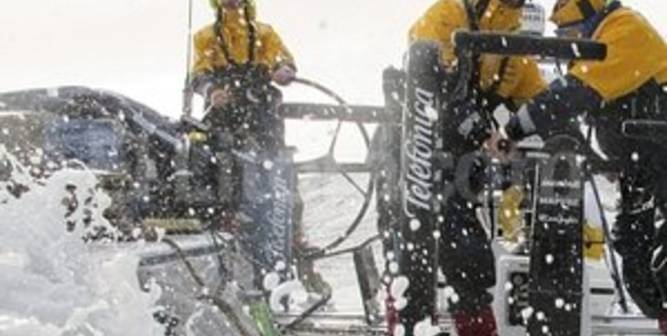 Un velero que compite en una regata oceánica arriba averiado a Ushuaia
