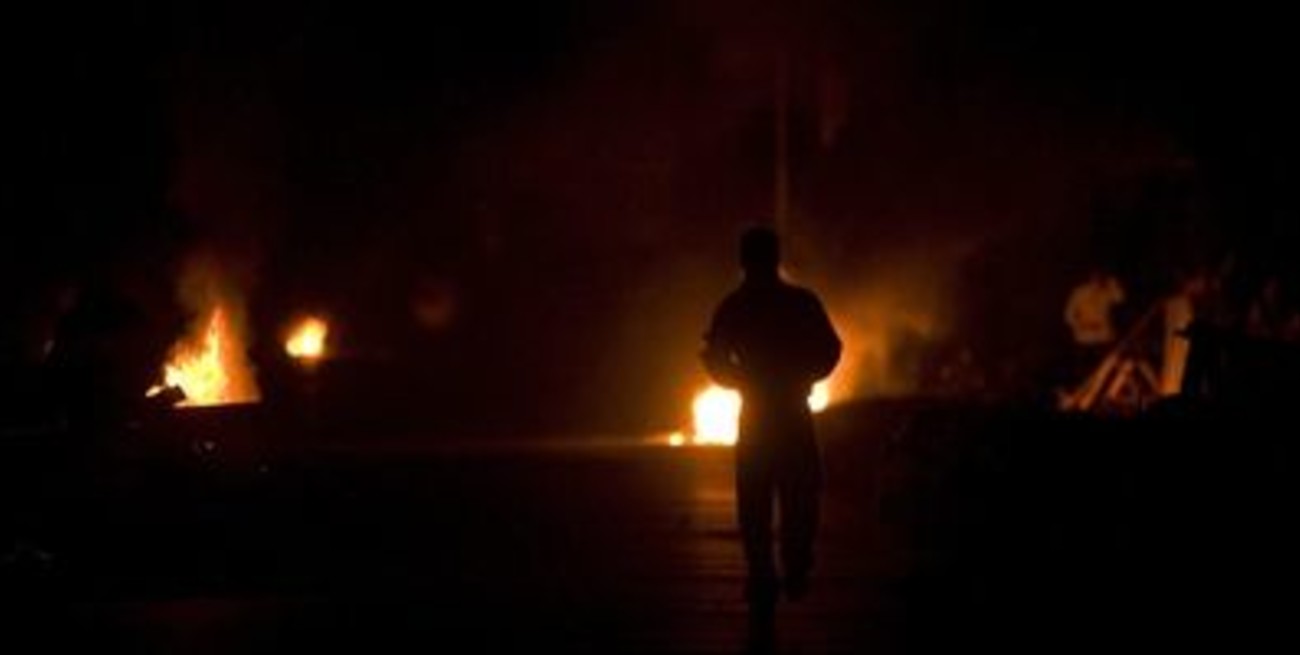 Chilenos pasan otra noche en vela por nuevas réplicas y amenazas de saqueos