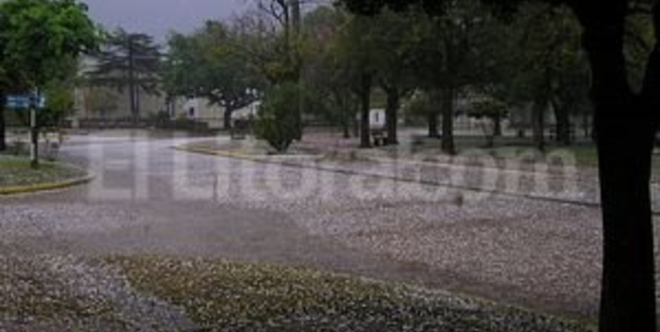 Cayó granizo en Llambi Campbell