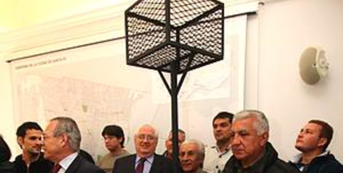 Instan a los vecinos a colocar cestos en altura en las veredas