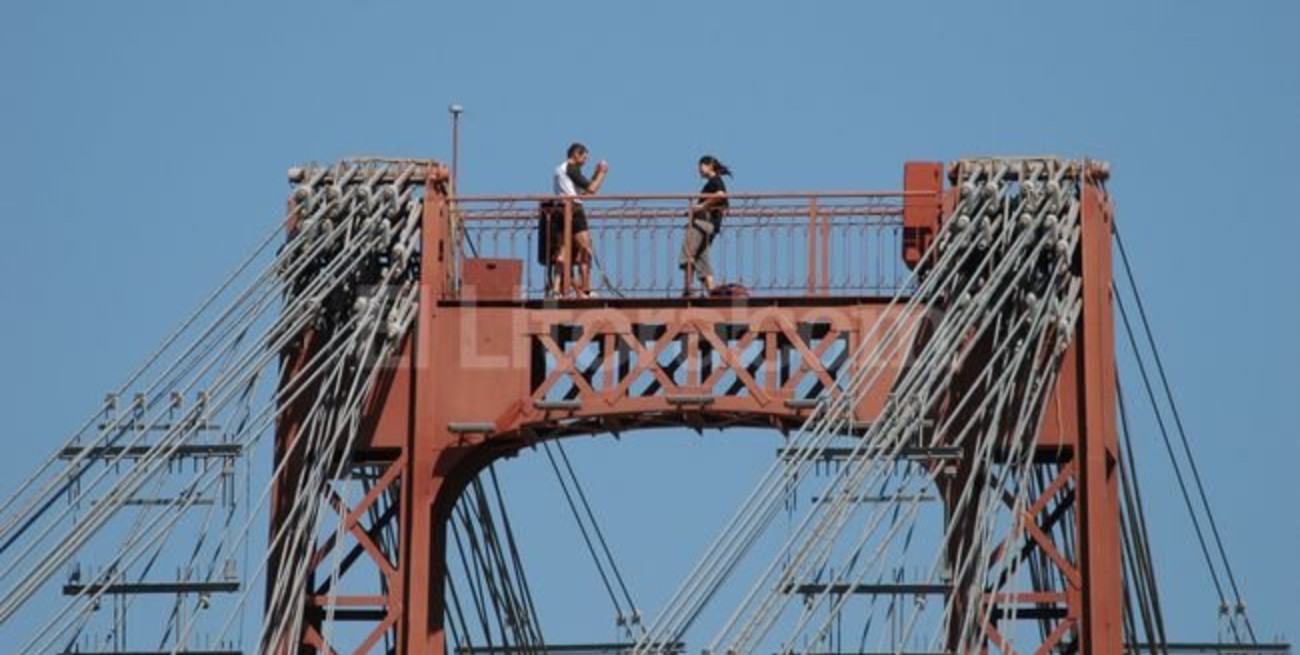Una cámara de alta calidad en lo más alto del puente Colgante
