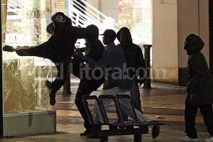 El caos se apodera de Londres y se extiende a otras ciudades