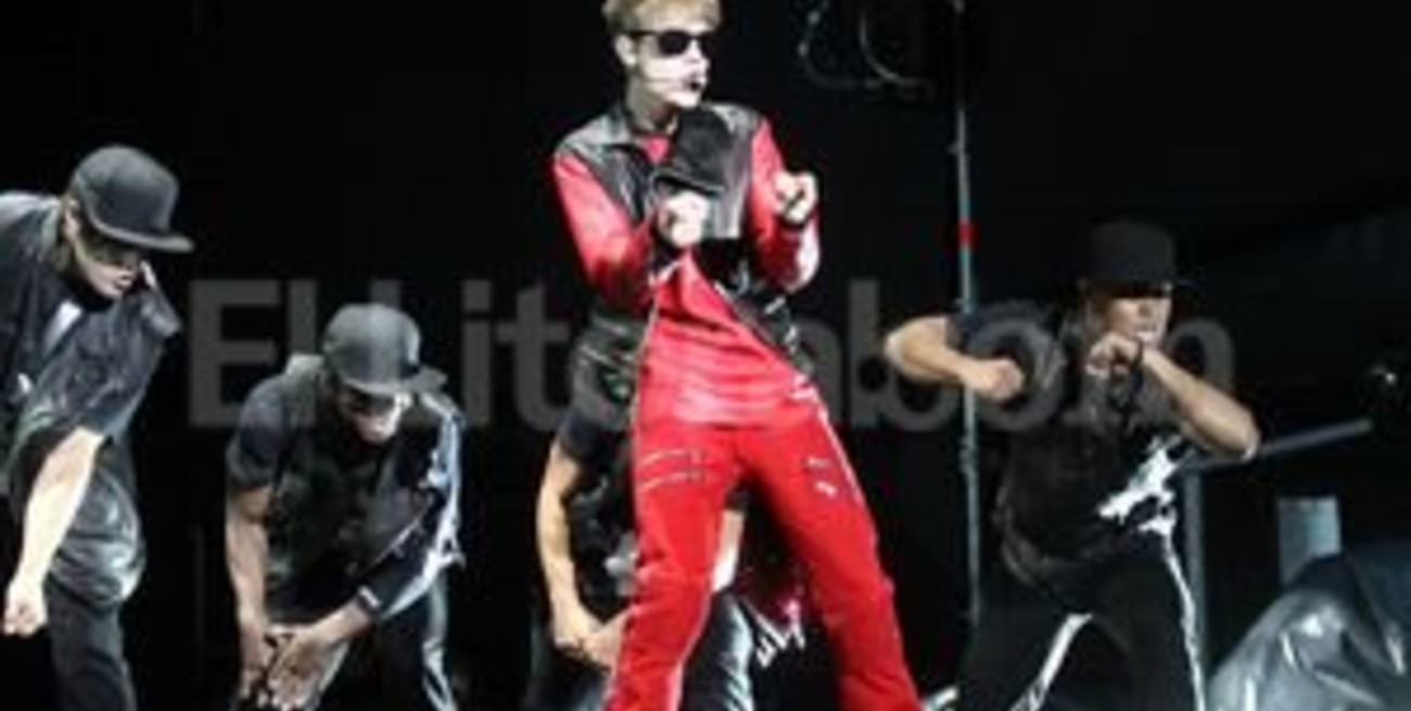 Justin Bieber hizo gritar y llorar de emoción a 45 mil adolescentes