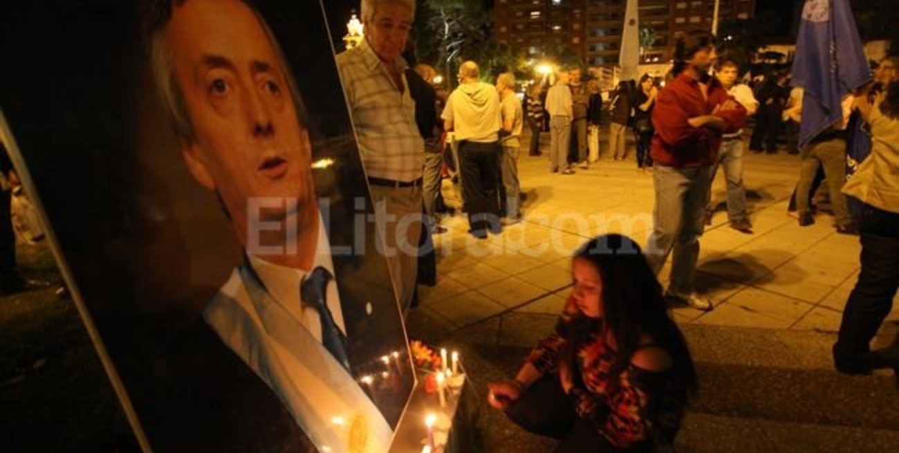 Gran manifestación en la Plaza de Mayo santafesina para despedir a Néstor Kirchner