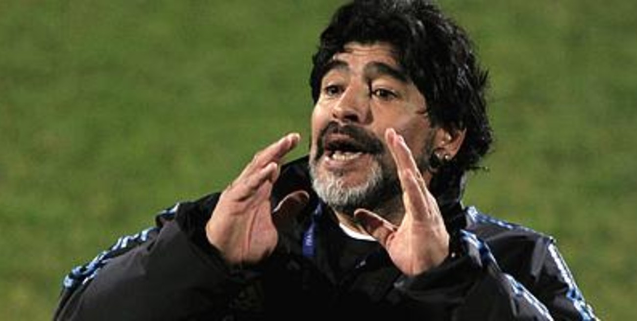 Maradona armó una práctica de fútbol en espacio reducido y no dio indicios del equipo