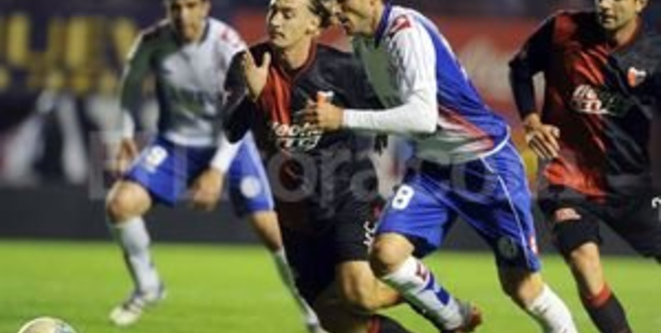 Colón perdió el invicto en el Nuevo Gasómetro