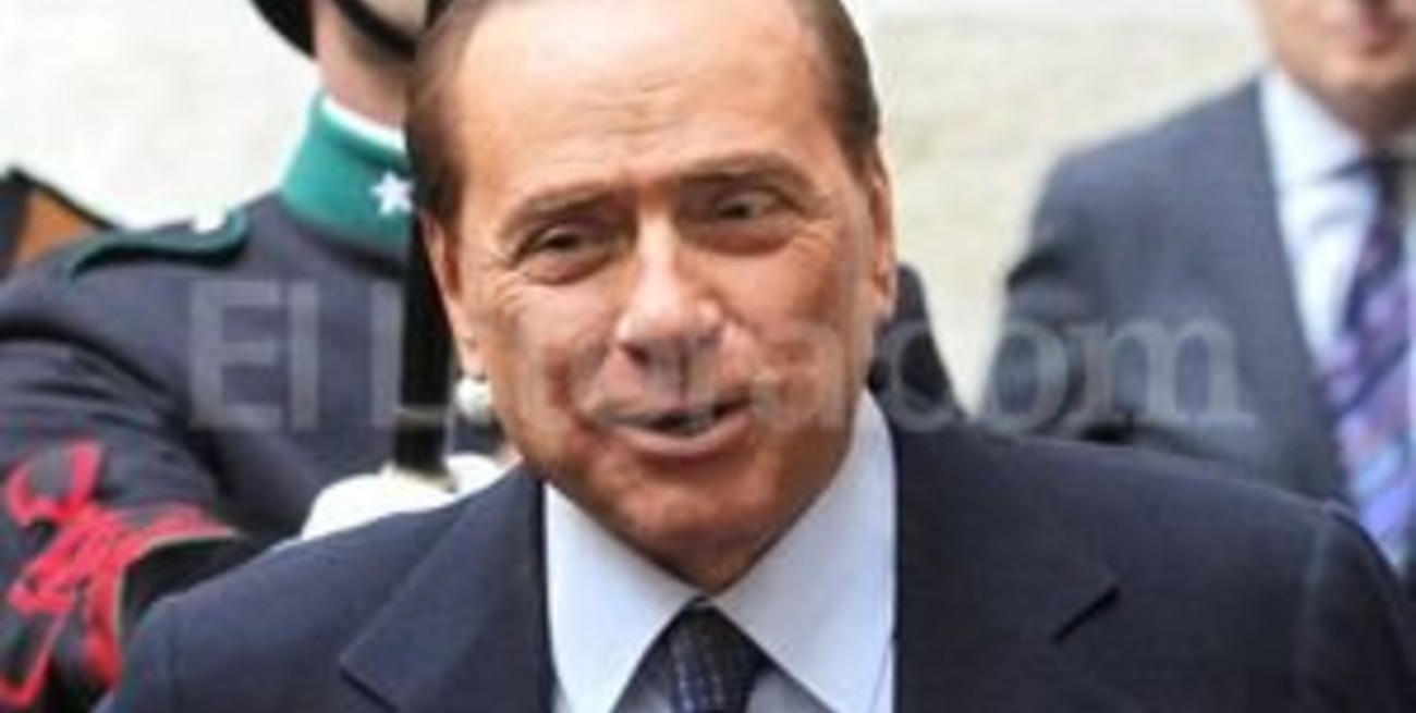 Berlusconi se fue entre insultos y festejos de sus opositores