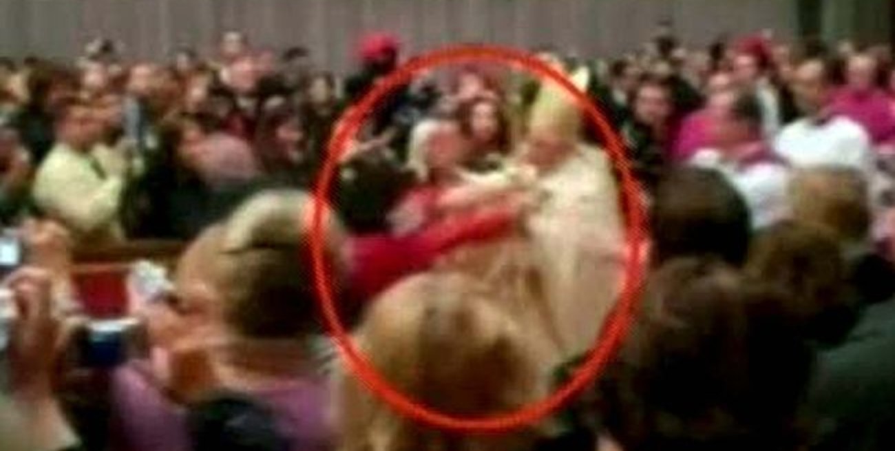 Una mujer empujó al Papa y lo hizo caer al piso durante la Misa de Gallo