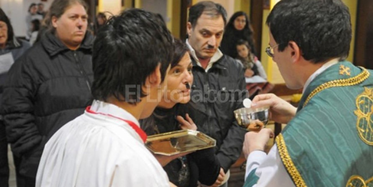 La Pampa: con bigotes nazis escracharon a un cura que reivindicó a Videla