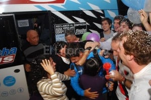 Flavio Raina Gran recibimiento. Más de un centenar de personas se congregó para darle un cálido recimiento al excelente canotista.