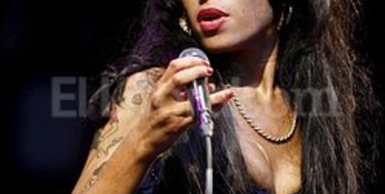 Revelan que Amy Winehouse murió por una intoxicación con alcohol