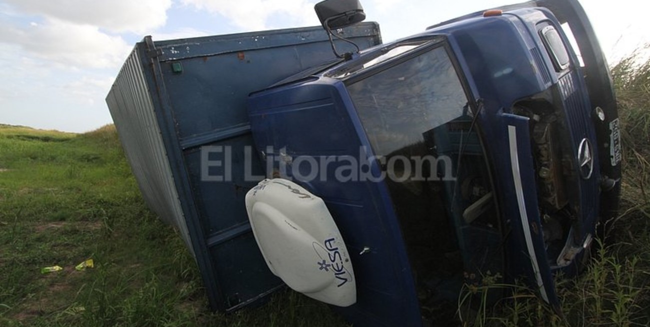 Volcó un camión en la circunvalación oeste