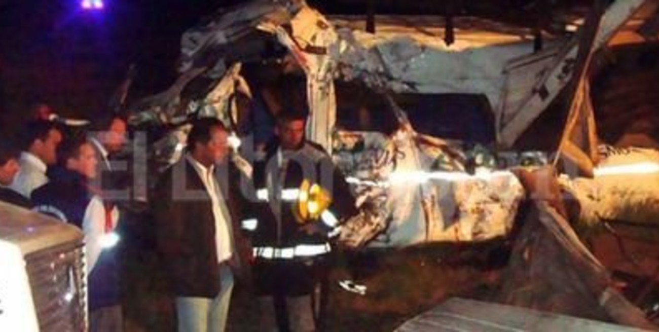 Ocho muertos, entre ellos cinco chicos, en un choque entre una combi y un camión