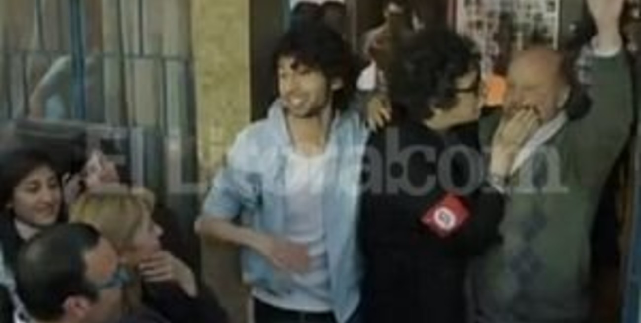 Charly Garía intentó darle un "pico" al Tano Pasman