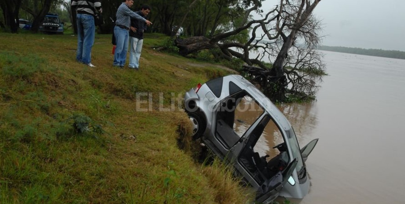 Asalto y auto al agua