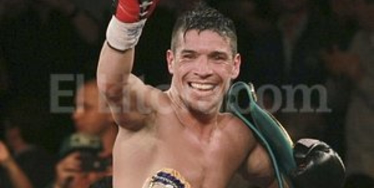 "Maravilla" Martínez ganó por KOT al británico Macklin