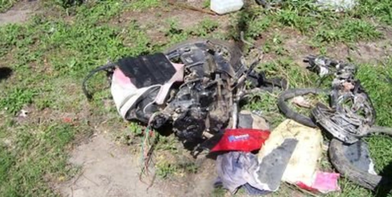 Muere un menor que conducía una moto al chocar contra un colectivo