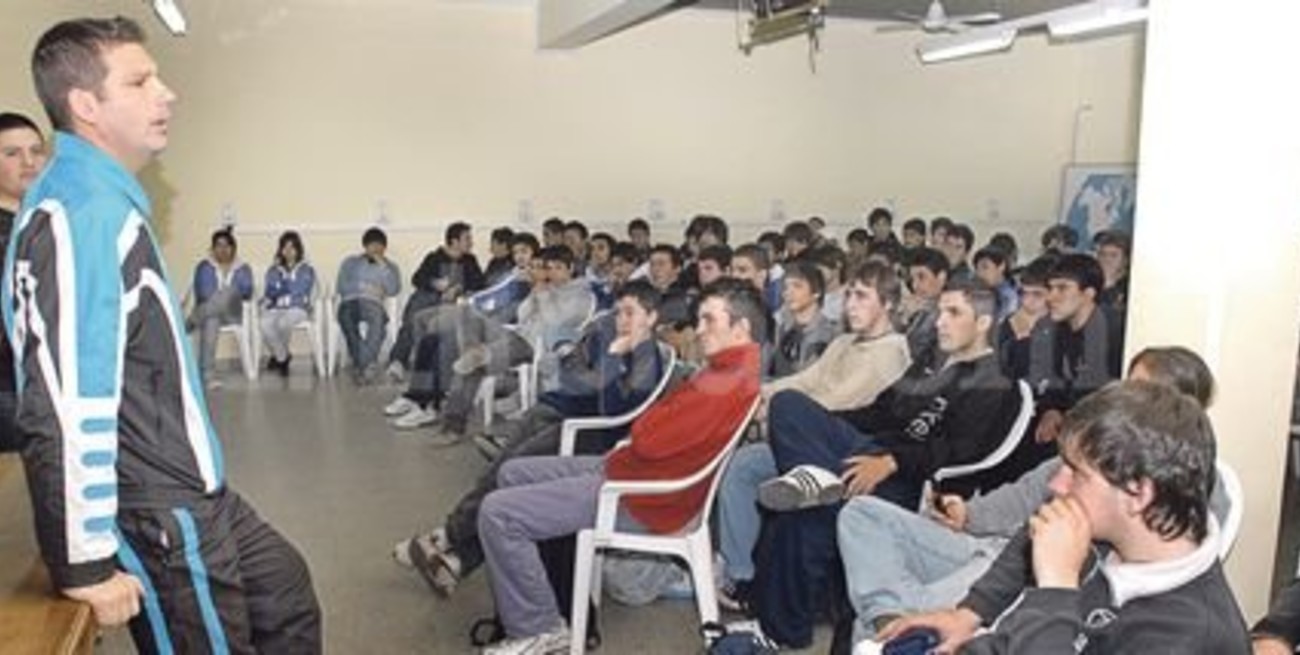 Fuerte y Lejos, como el martillo.