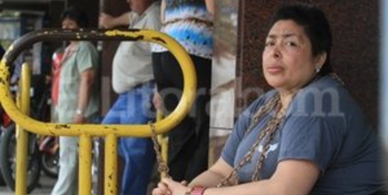 Se encadenó en Iapos en reclamo de atención a su hija