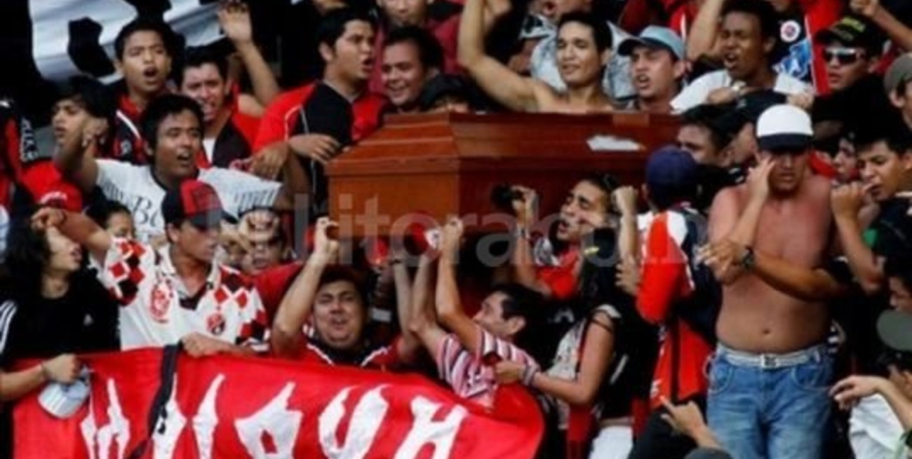 Fanáticos ingresan a estadio cadáver en un ataúd durante partido de fútbol