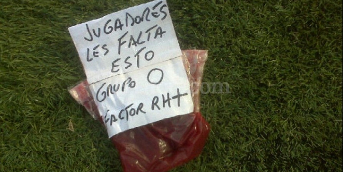 ¡Hasta una bolsa con sangre le tiraron! 