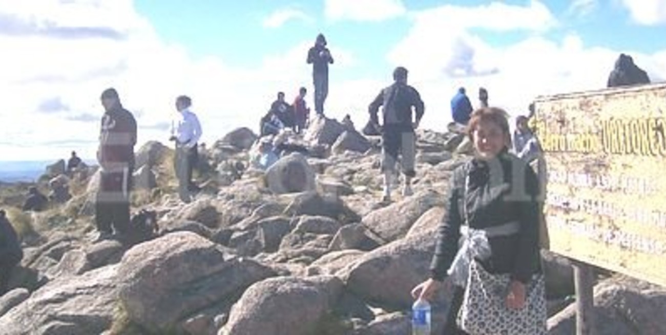 Miles de personas esperan la hora 11:11 en el cerro Uritorco