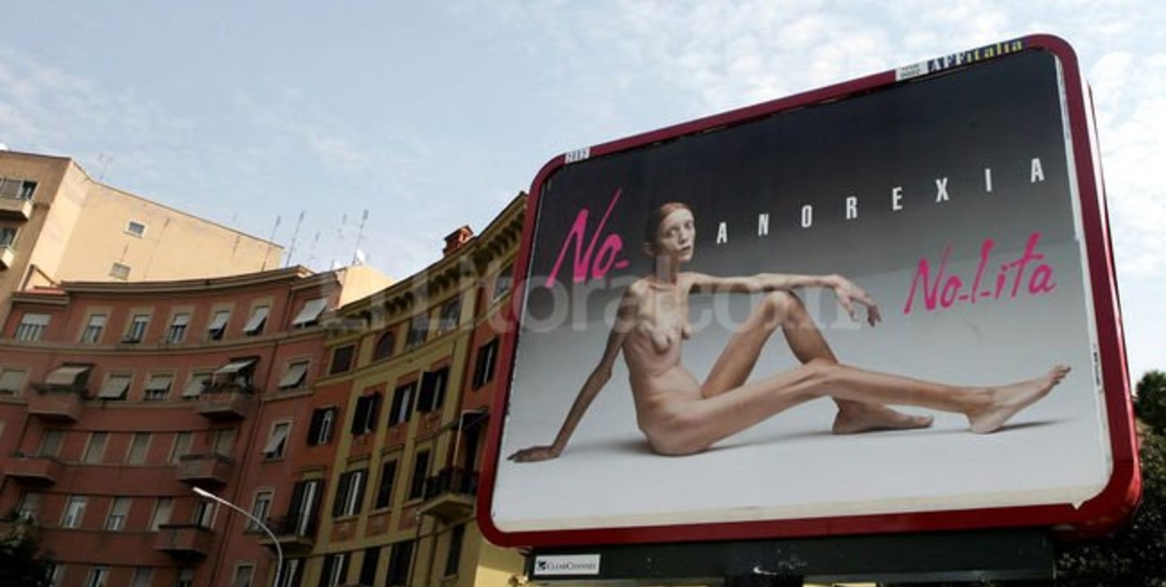 Murió la modelo que posó para una campaña contra la anorexia