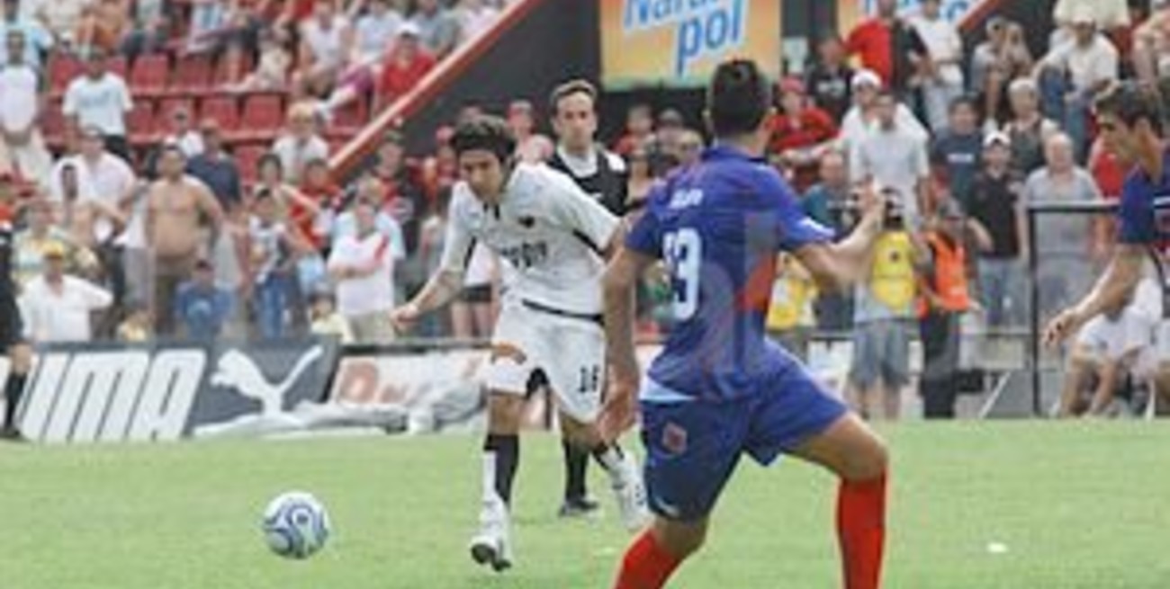 Lucas le gana a los silbidos y la incredulidad 