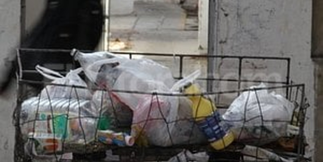 Se deberán colocar cestos de basura frente a todos los hogares de la ciudad
