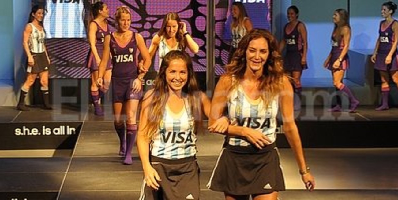 Presentaron la indumentaria que Las Leonas utilizarán en los Juegos Olímpicos