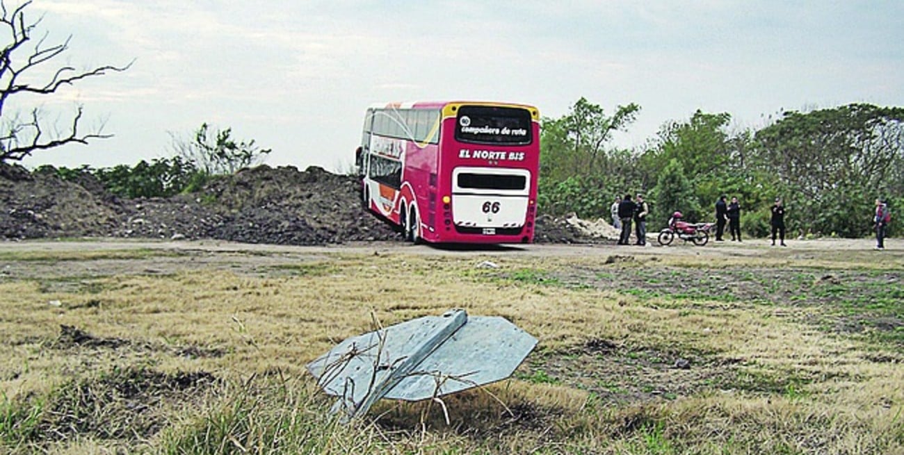 Robaron un micro y lo chocaron