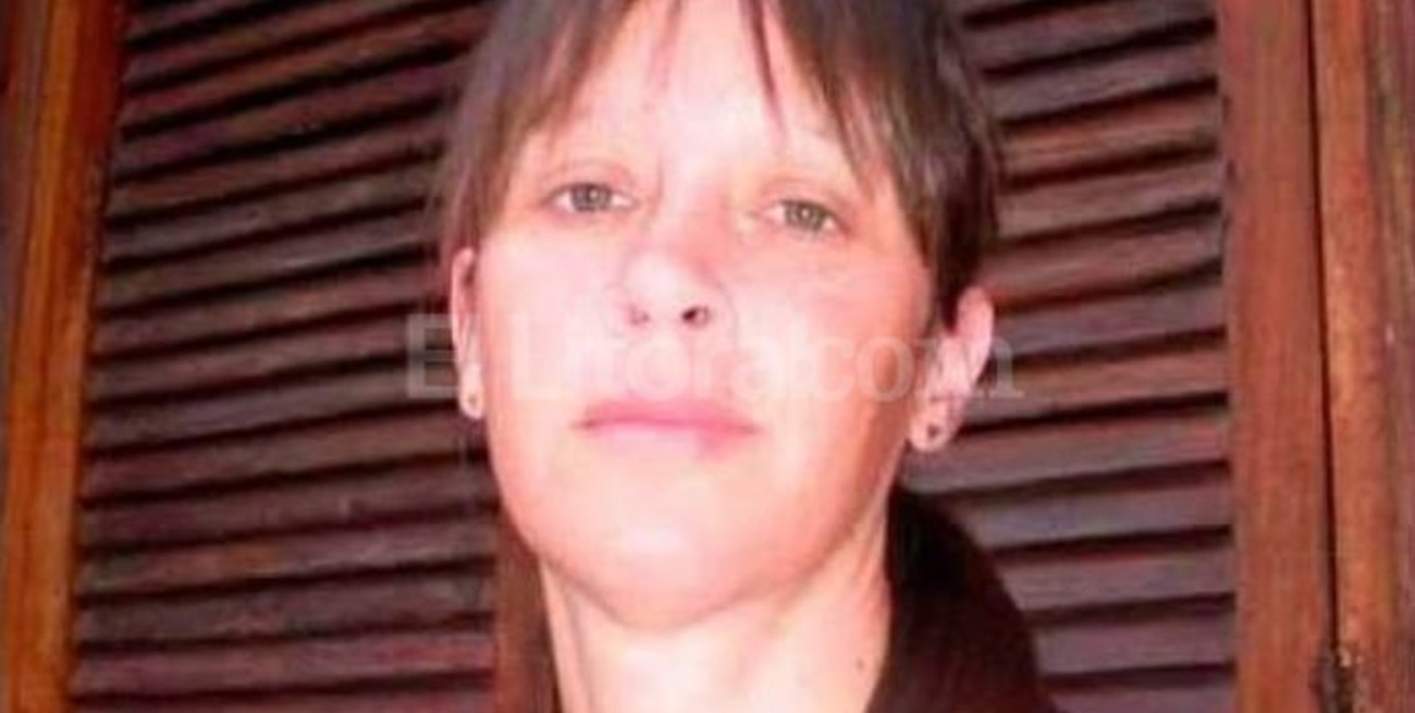 Se encadenó en Tribunales el padre de Paula Perassi en reclamo por su desaparición