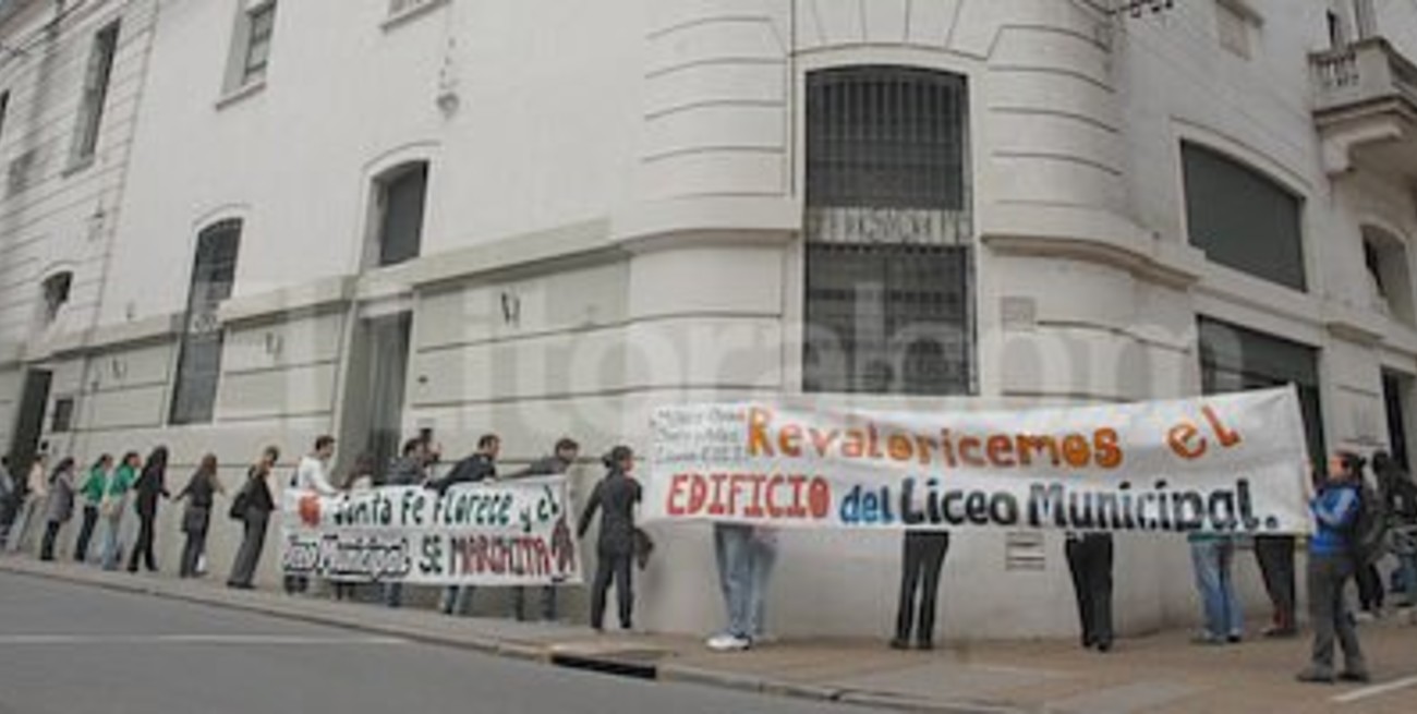 Estudiantes "abrazaron" su Liceo Municipal