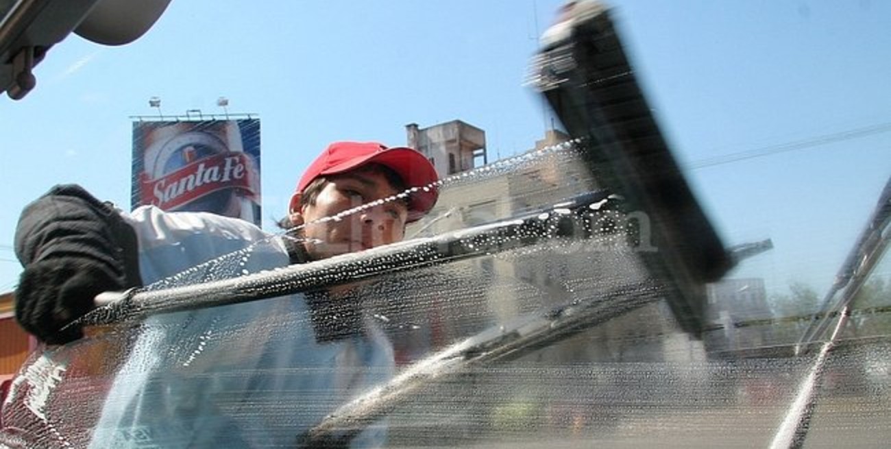 Polémica tras la decisión de que los limpiavidrios sean promotores