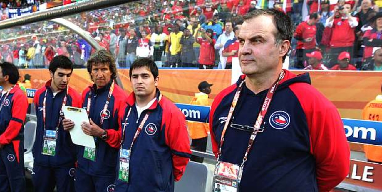 Bielsa seguirá como DT de Chile hasta 2015