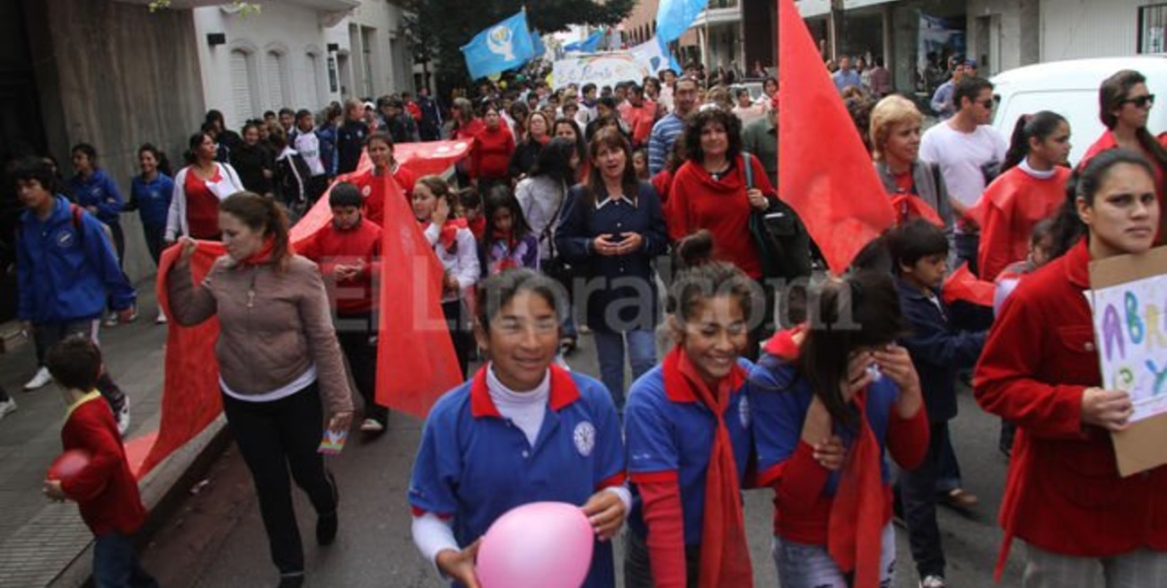Un arco iris de paz invadió las calles