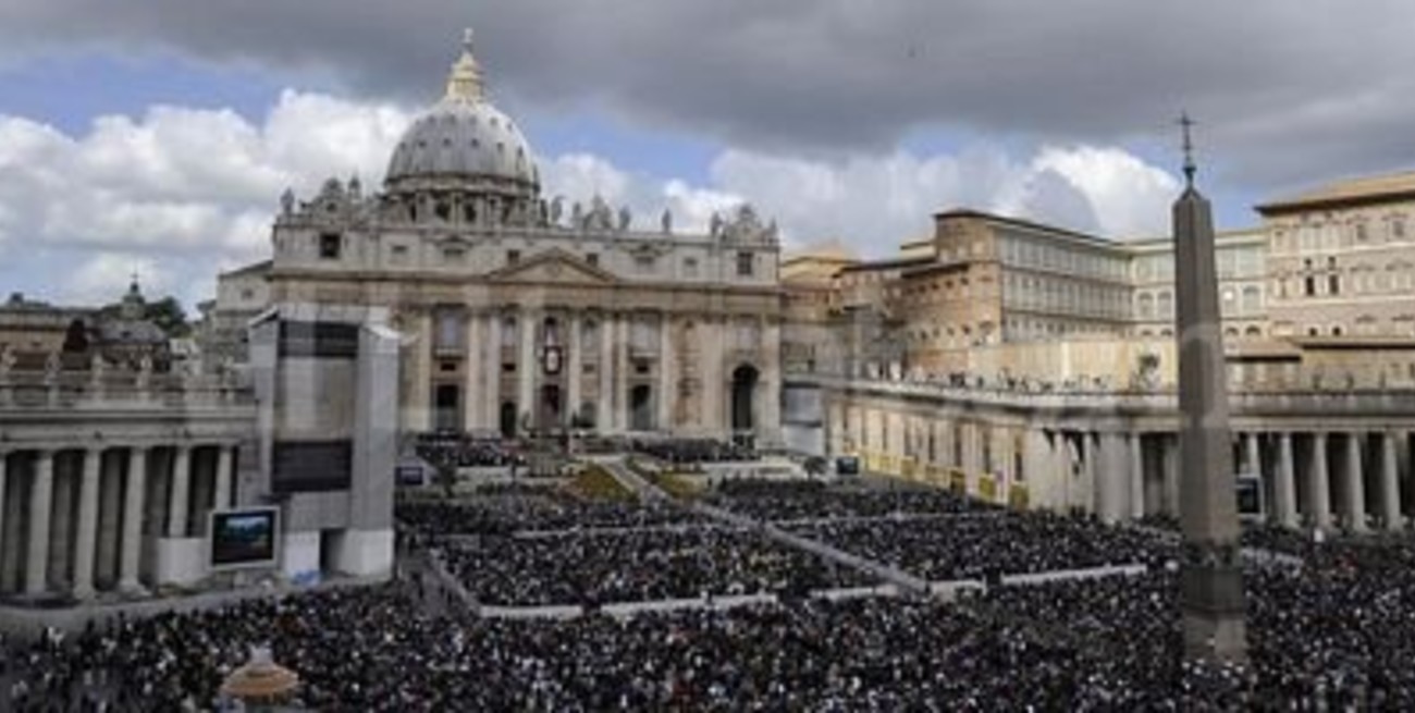 Benedicto XVI ofició la misa de Resurrección ante una multitud