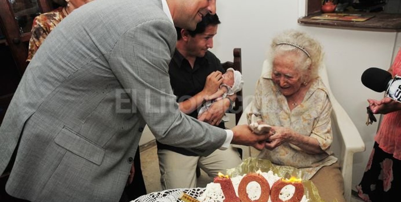 Rómula celebró 100 años y recibió la visita de Corral