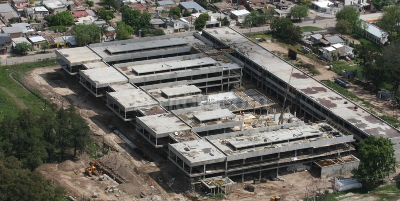 La UOCRA endurece su posición, paraliza una obra y se moviliza por los despidos