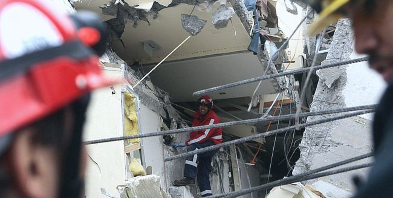 Las cifras oficiales ya hablan de más de 700 muertos por el terremoto