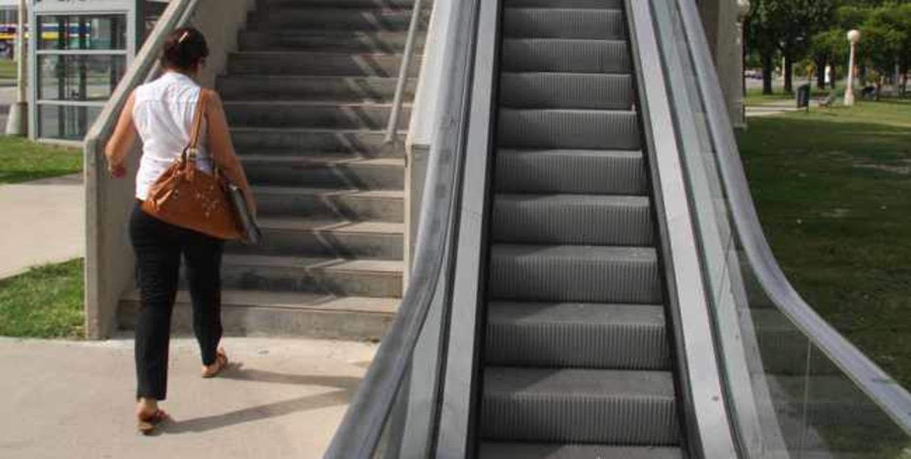 Hace una semana que no funciona la escalera mecánica del parque Alberdi