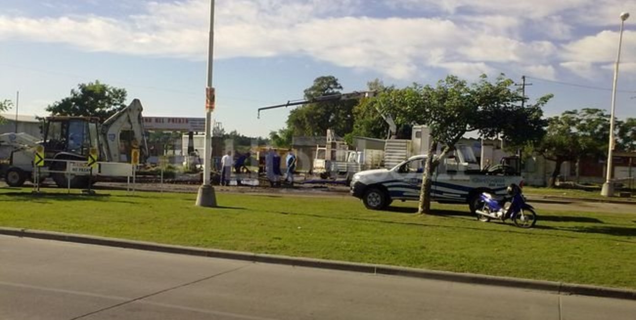 Operarios de ASSA trabajan para reemplazar el tramo del caño dañado y normalizar el servicio