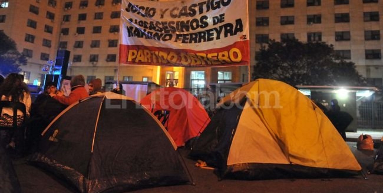Con una vigilia aguardan el juicio por el crimen de Mariano Ferreyra