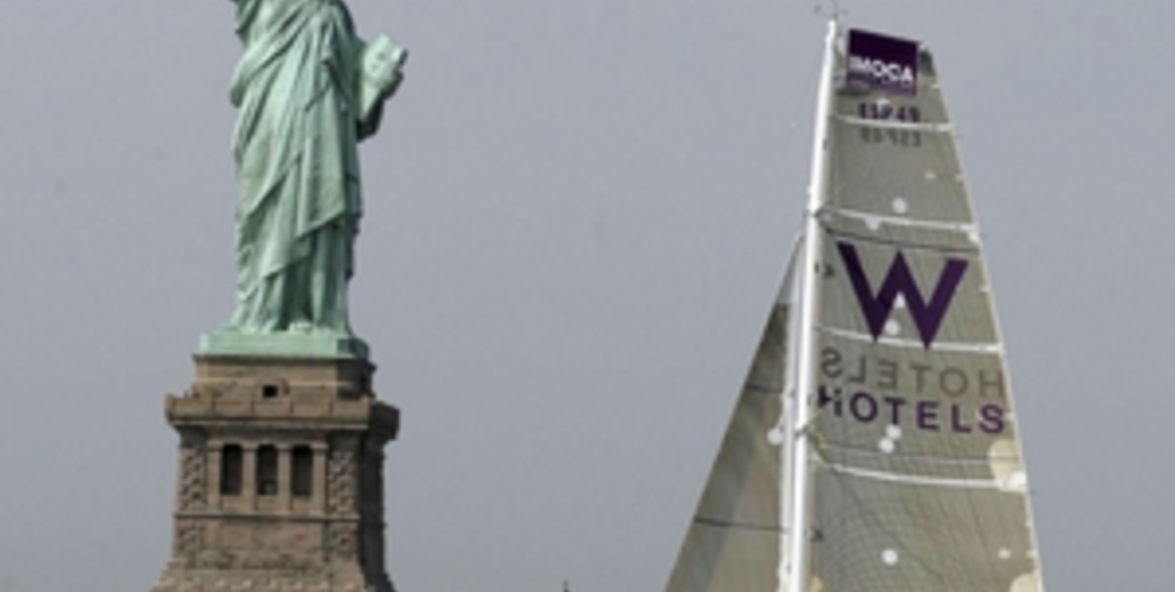 Tumbó uno de los veleros que compiten por el récord entre Nueva York y Barcelona